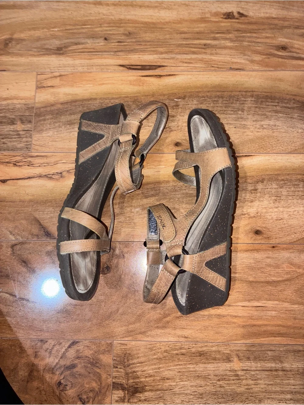 Teva Cabrillo Women’s Strap Wedge Tan Leather Sandals - size 9